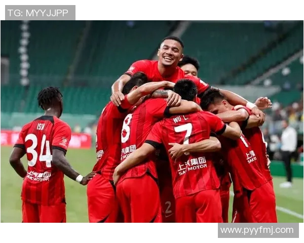 河南嵩山龙门迎战上海申花蒋光太展现足球激情与团队精神