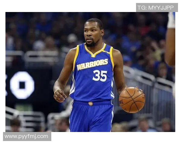 杜兰特重回勇士训练场,状态出众引发球迷热议 杜兰特重回勇士训练场,状态出众引发球迷热议